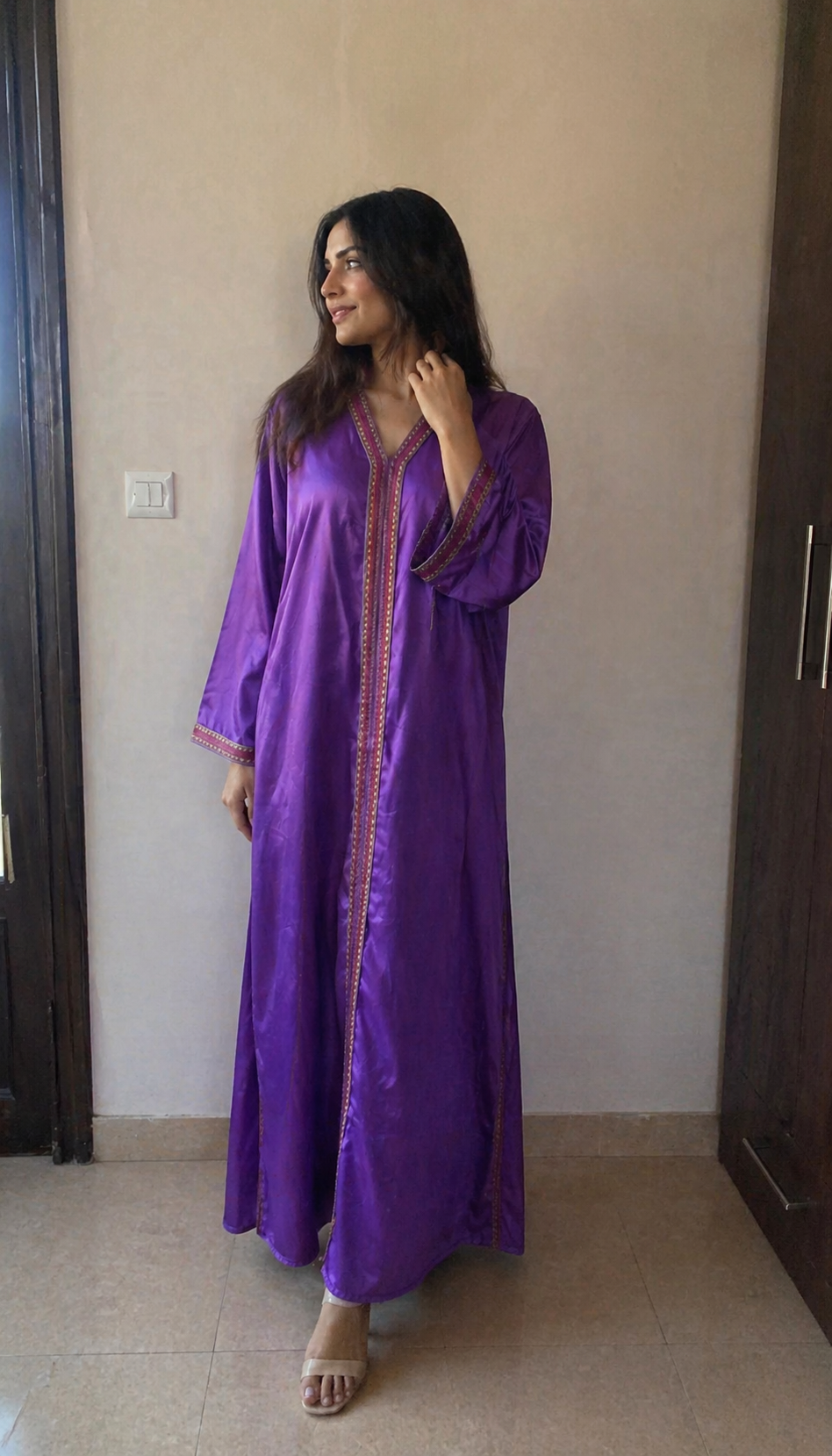 Création Haute Couture Violet Améthyste — Robe Longue Bouquet Floral Brodé Main au Dos | Pièce Unique